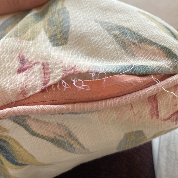 Set of 2 rose throw pillows - Picture 4 of 4